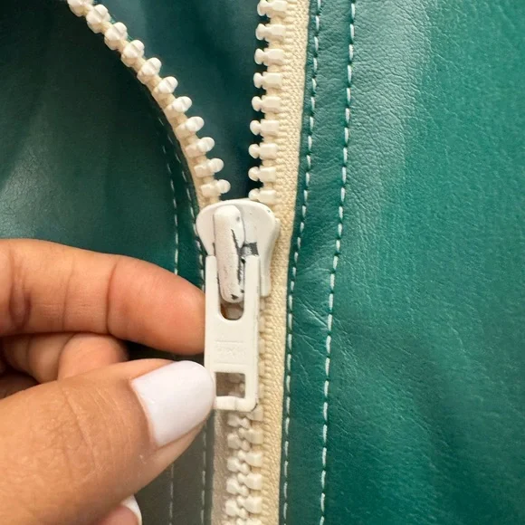 Vintage high quality faux leather in green size Medium Japanese made. - Picture 3 of 12